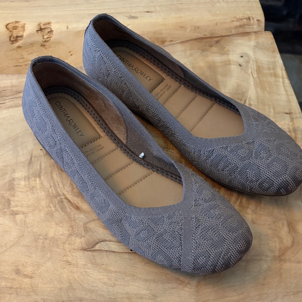 Cynthia Rowley Taupe/Gray Textured Flats 7.5